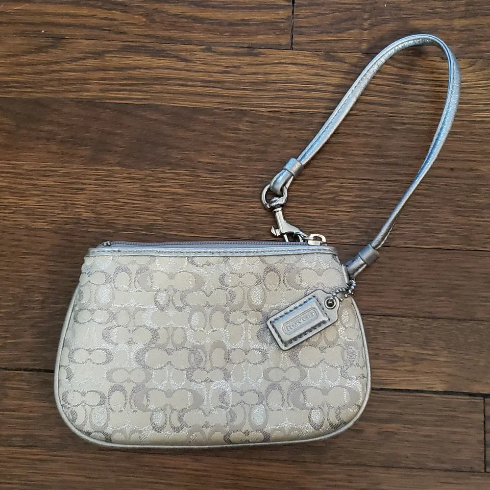 Coach wristlet, authentic. Silver grey - Picture 1 of 4